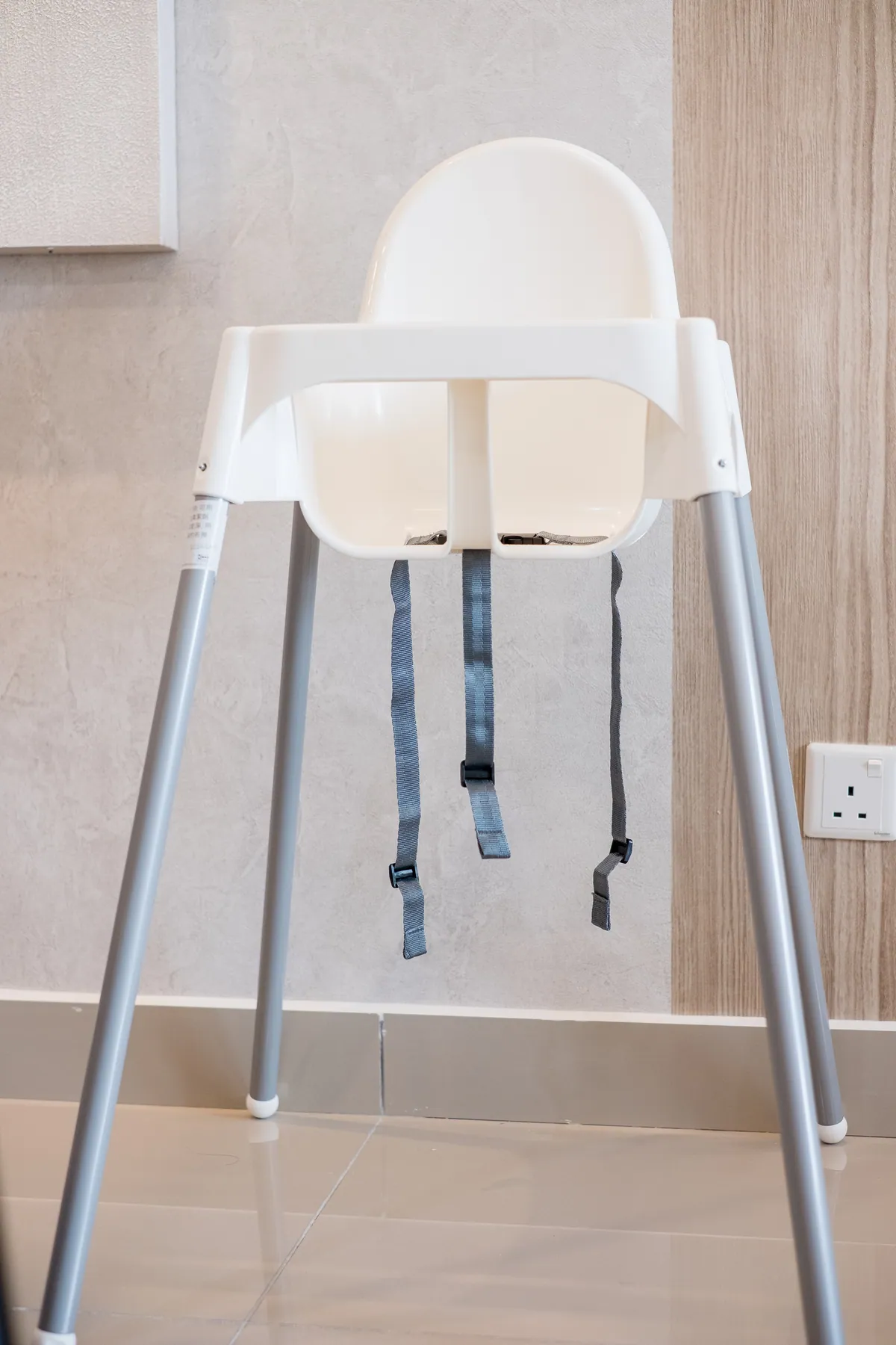 The high chair by the dining table